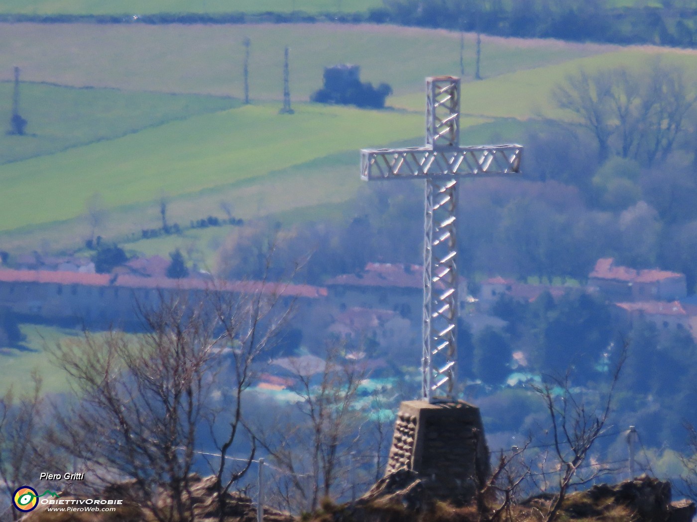 63 Maxi zoom sulla croce del monte Filaressa (1134 m).JPG